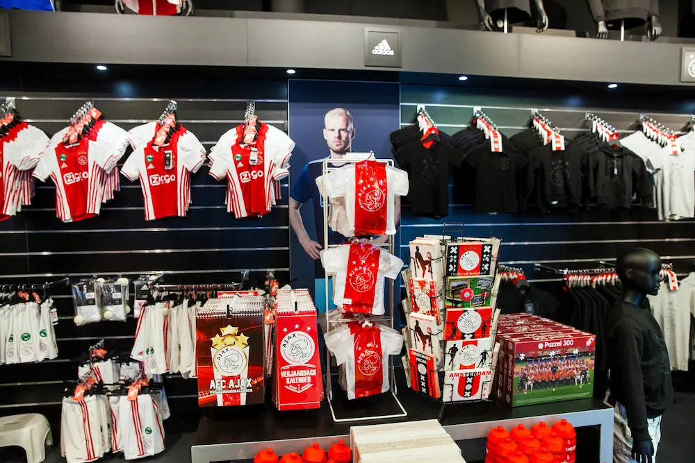 Ajax-fanshop en de bijbehorende merchandise