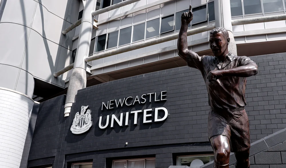Standbeeld van Alan Shearer buiten Newcastle's thuisstadion St James Park