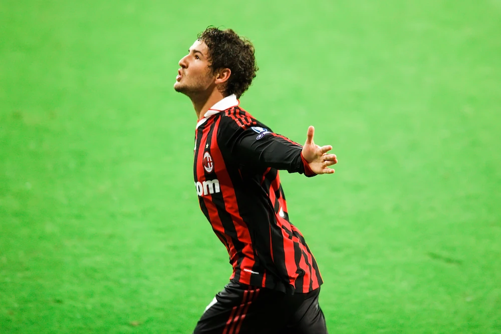 Alexandre Pato na een doelpunt voor AC Milan