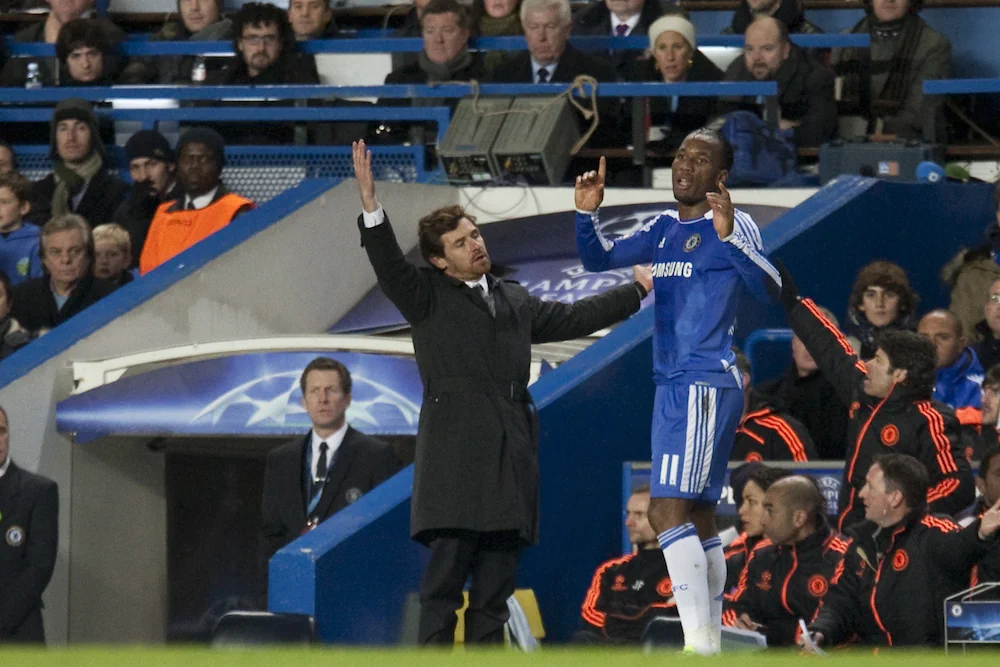Chelsea-trainer André Villas-Boas en spits Didier Drogba tijdens een wedstrijd