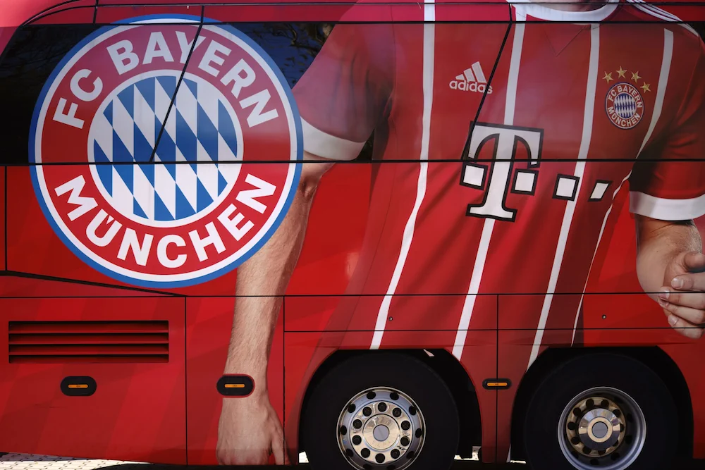 Bayern München-logo op een spelersbus