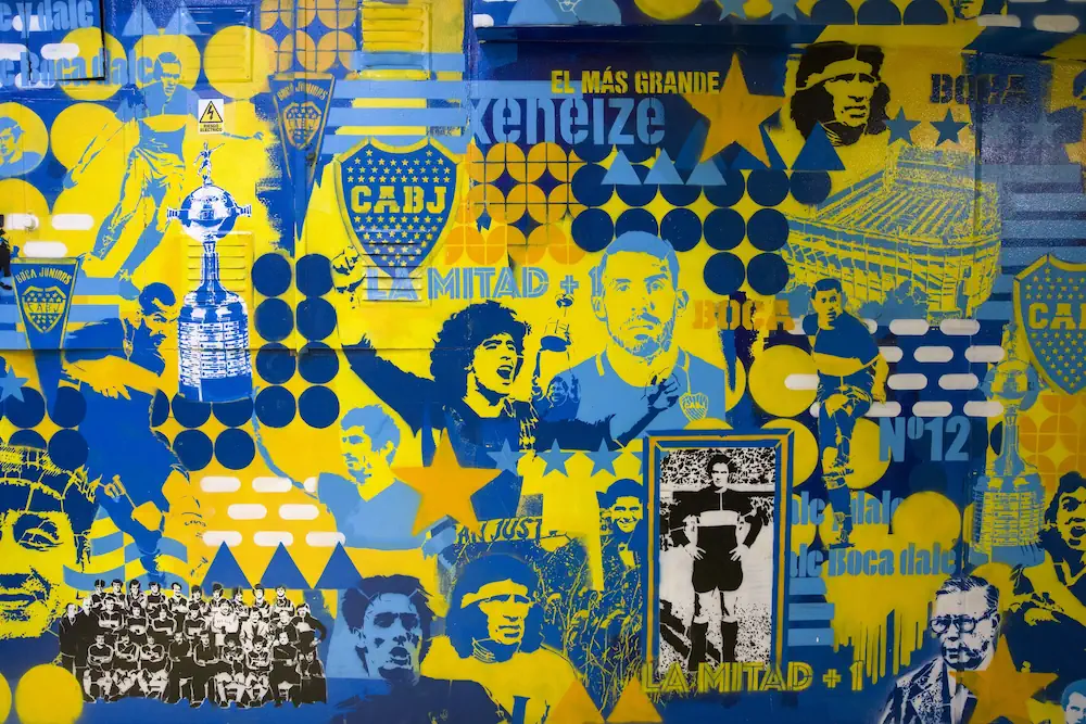 Wand met geschilderde historische figuren van Boca Juniors