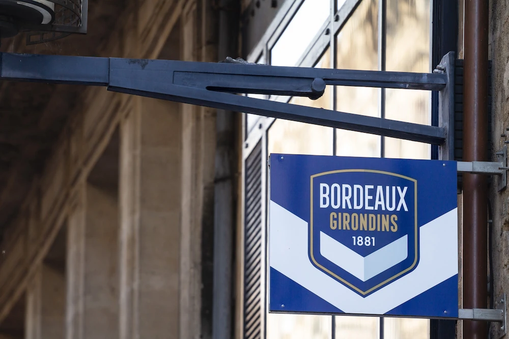 Logo van Girondins de Bordeaux op een bord