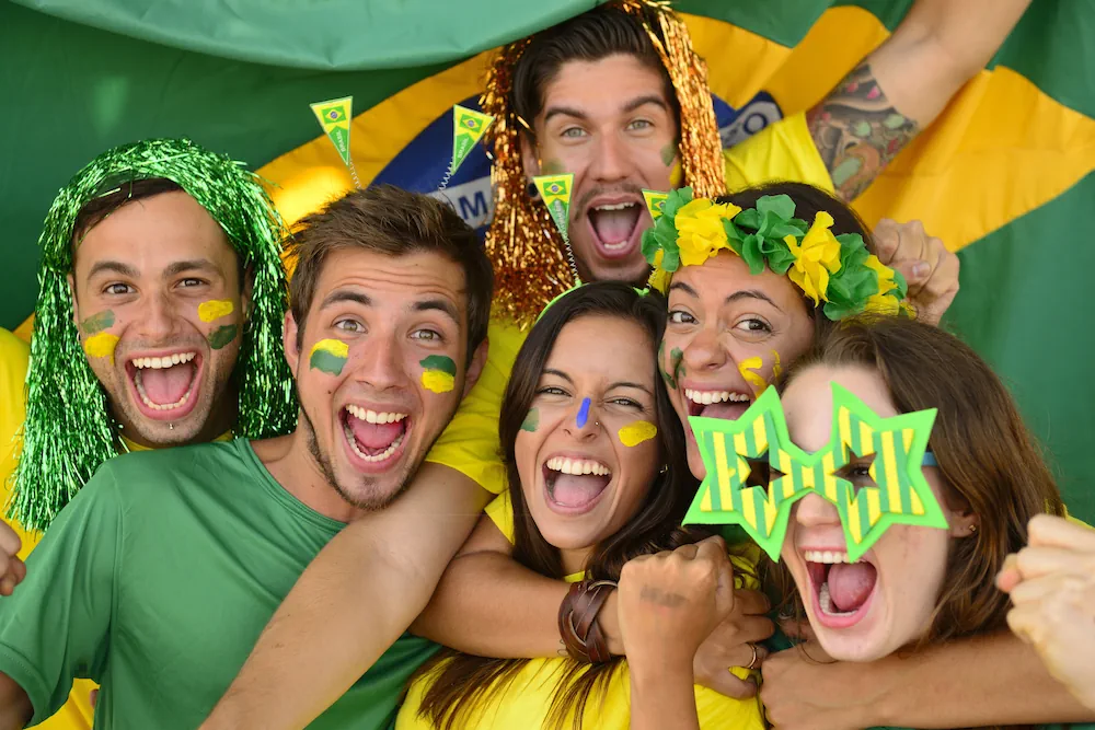 Vrolijke Brazilianen die lachend naar de bank gaan