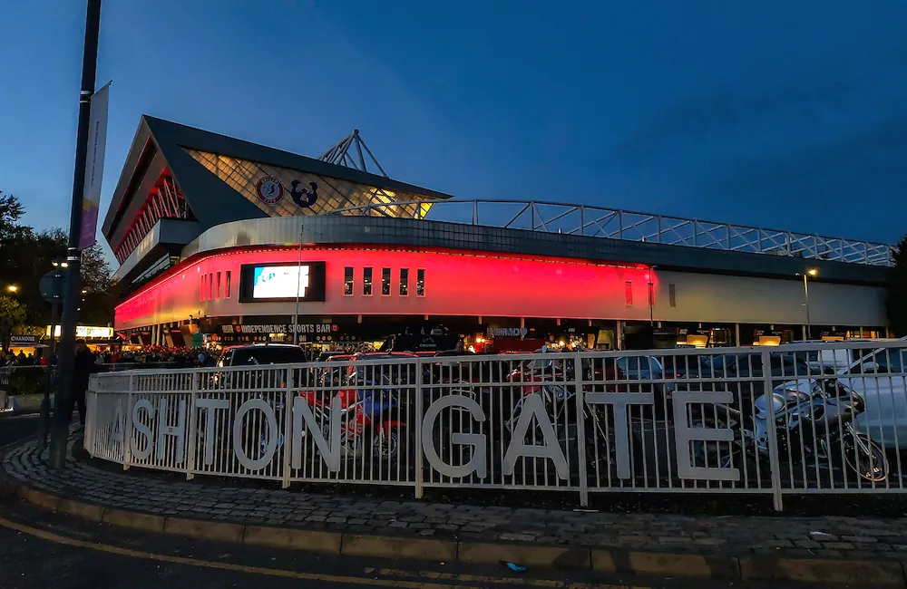 Buiten Bristol City FC's thuisstadion Ashton Gate op een donkere avond
