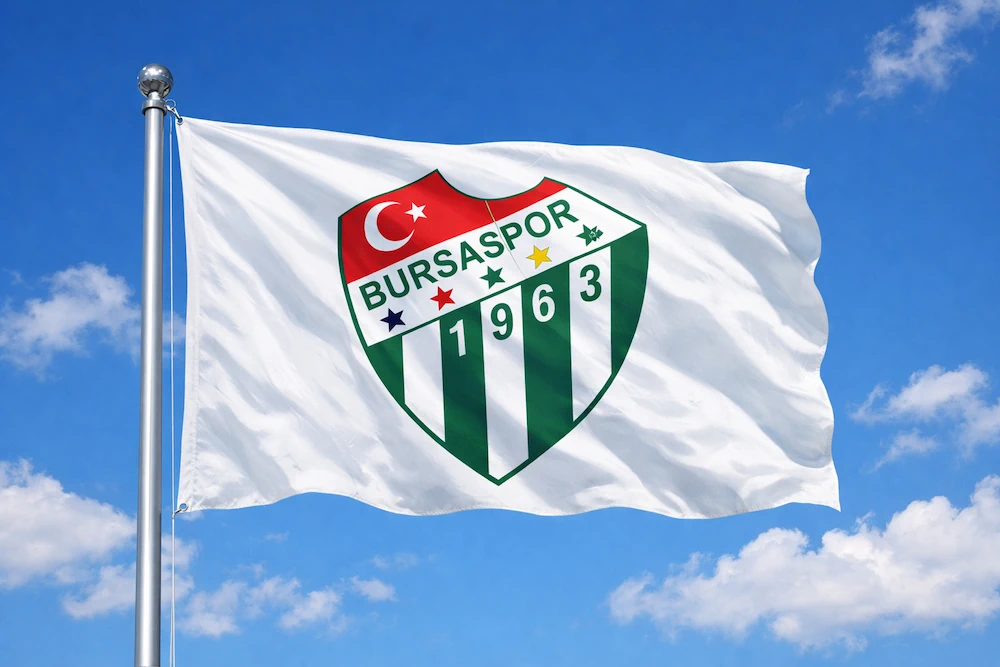 Bursaspor-vlag die wappert met een blauwe lucht op de achtergrond
