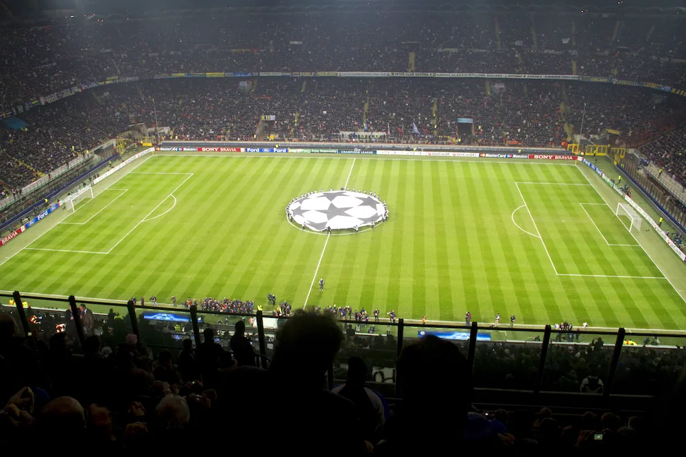 Champions League-logo op een voetbalveld