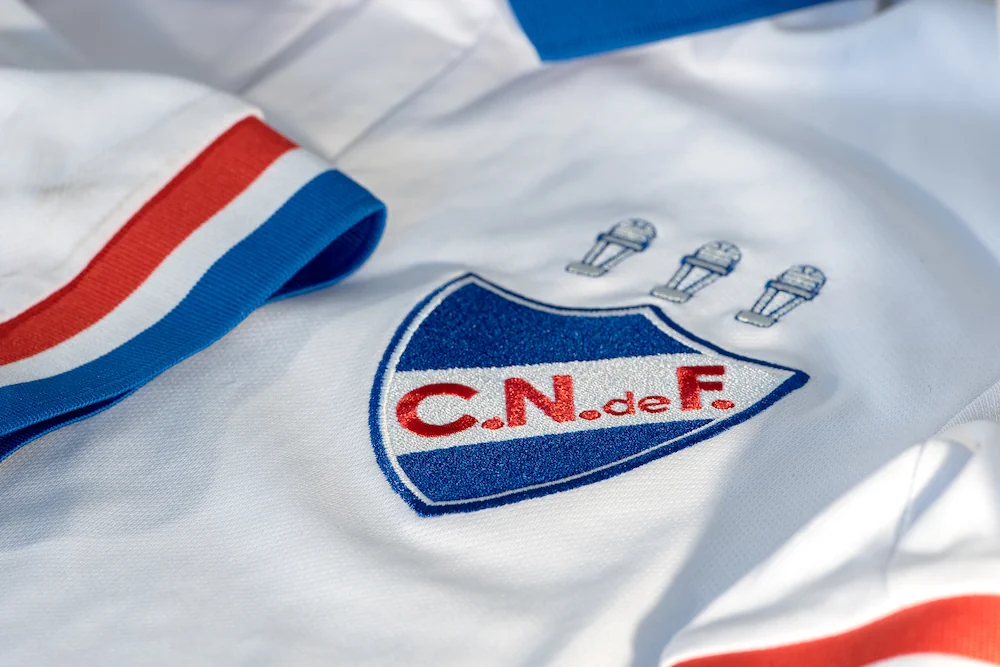 Club Nacional-logo op shirt