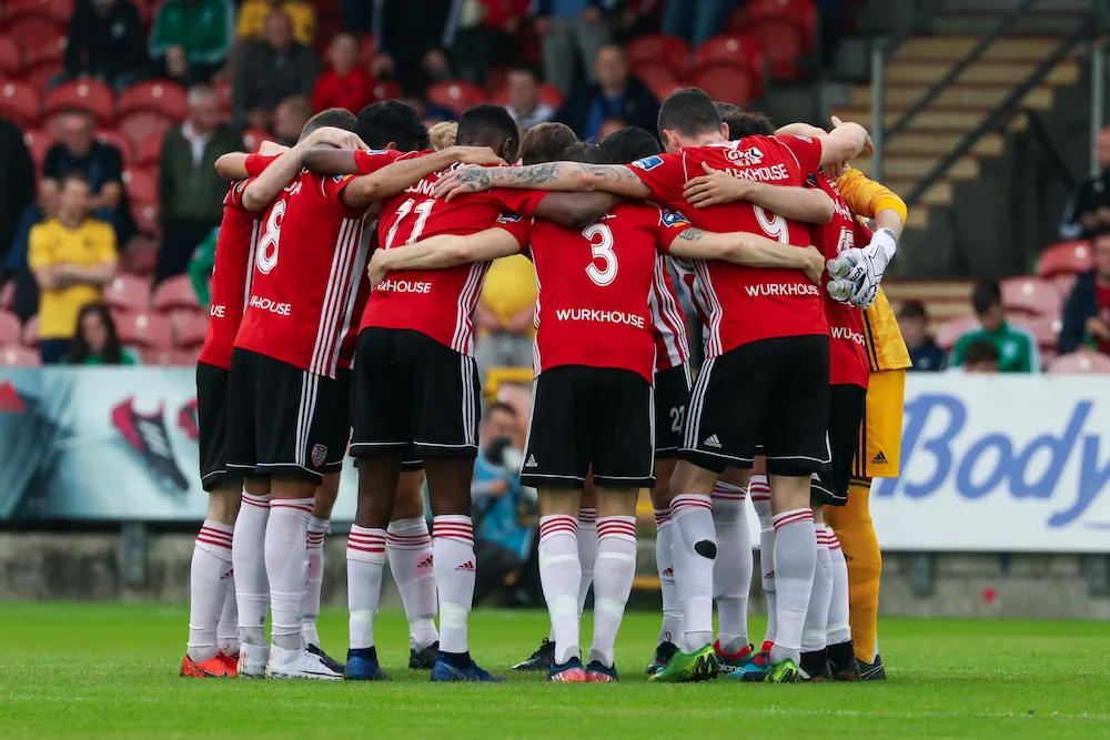 Derry City-spelers peppen elkaar op voor een wedstrijd