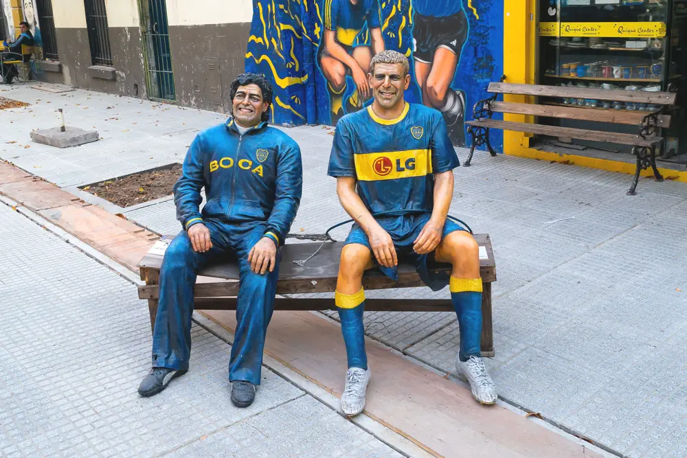 Martín Palermo en Diego Maradona-standbeeld buiten het La Bombonera-stadion