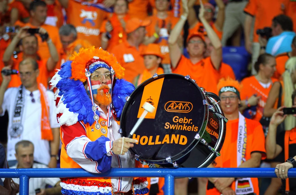 Nederlandse voetbalfan met trommel