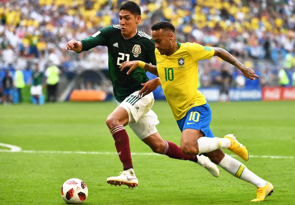 Edson Álvarez en Neymar