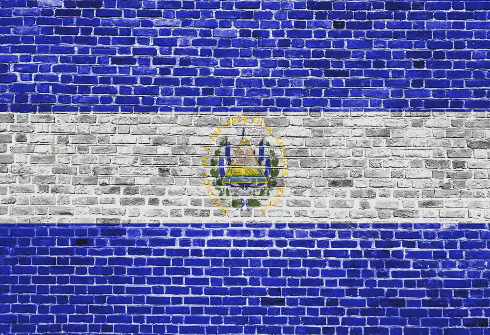 El Salvador-vlag geschilderd op een muur