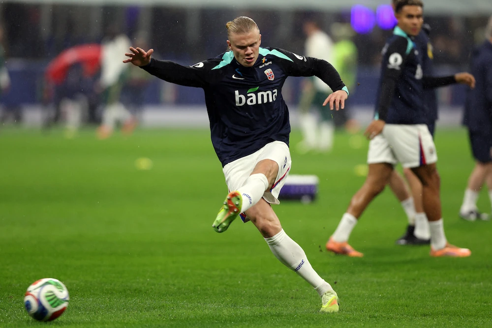 Erling Haaland warmt op voor een wedstrijd met Noorwegen