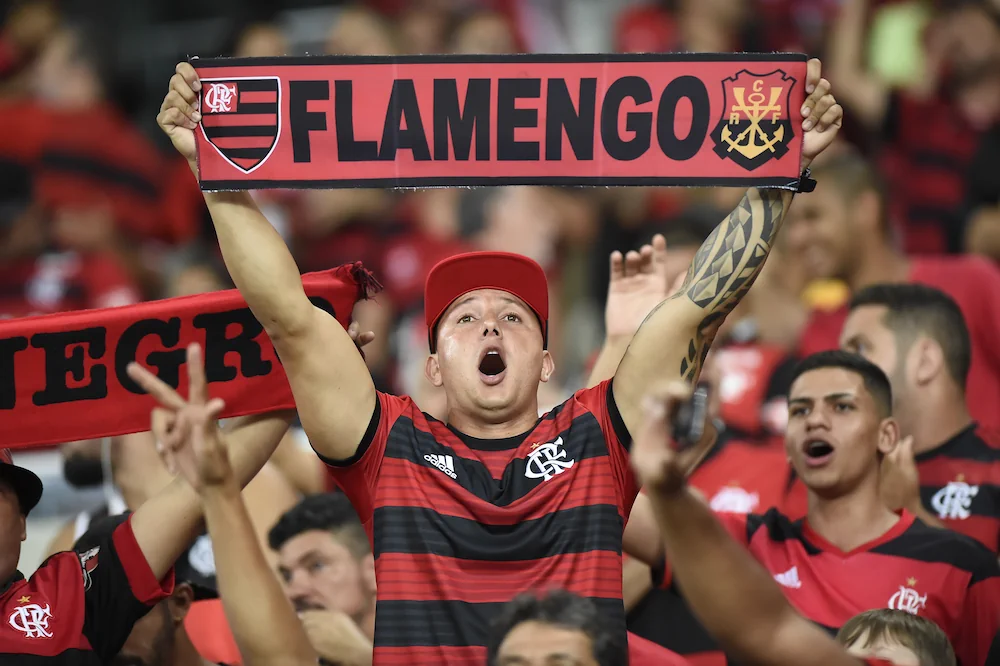 Flamengo-supporter die tijdens een wedstrijd een sjaal omhooghoudt