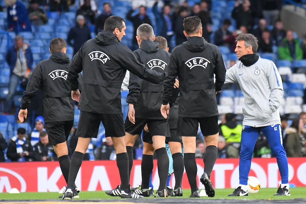 Gianfranco Zola is hier te zien als assistent-trainer van Chelsea