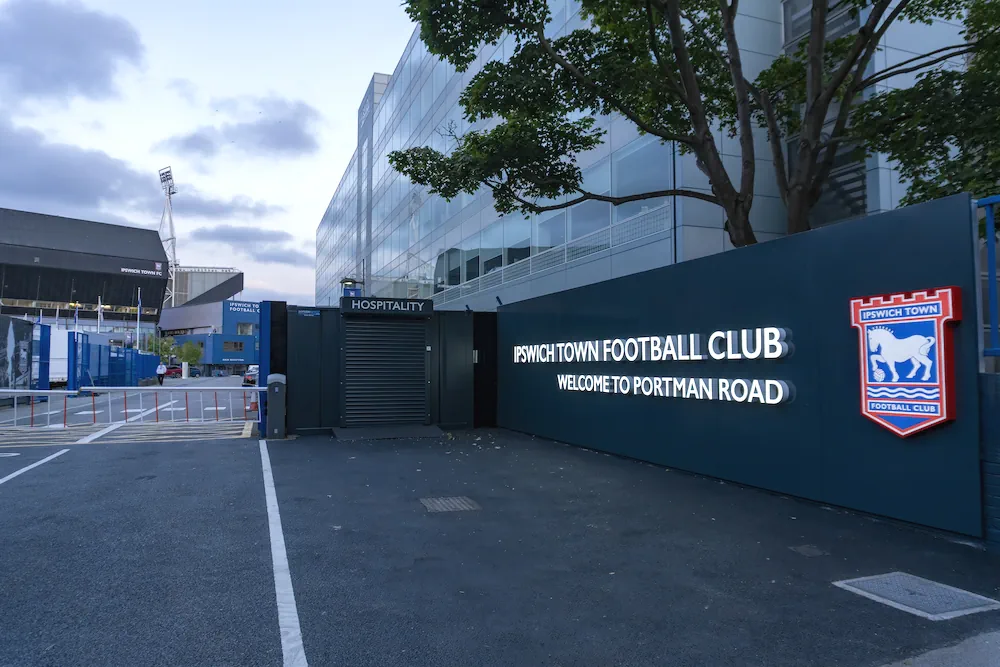 Ingang van Portman Road - thuisstadion van Ipswich Town