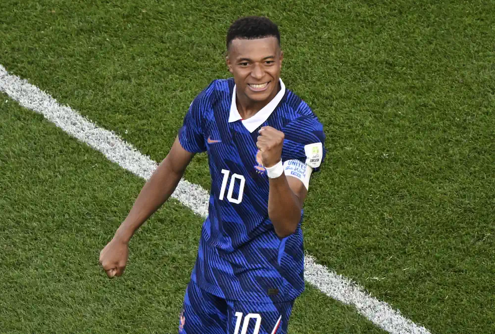 Kylian Mbappé tijdens het WK 2026 in het blauwe shirt van Frankrijk