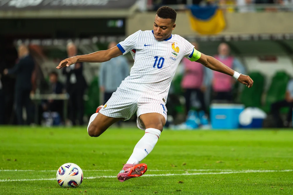 Kylian Mbappé haalt uit voor een schot