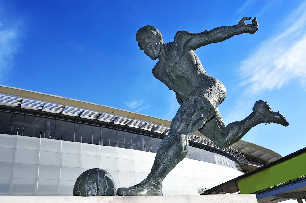 Beeld van Laszlo Kubala buiten Camp Nou