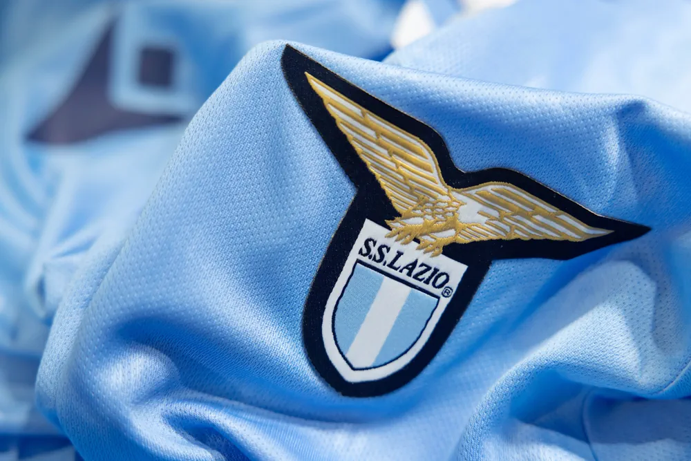 Het SS Lazio-logo op een shirt