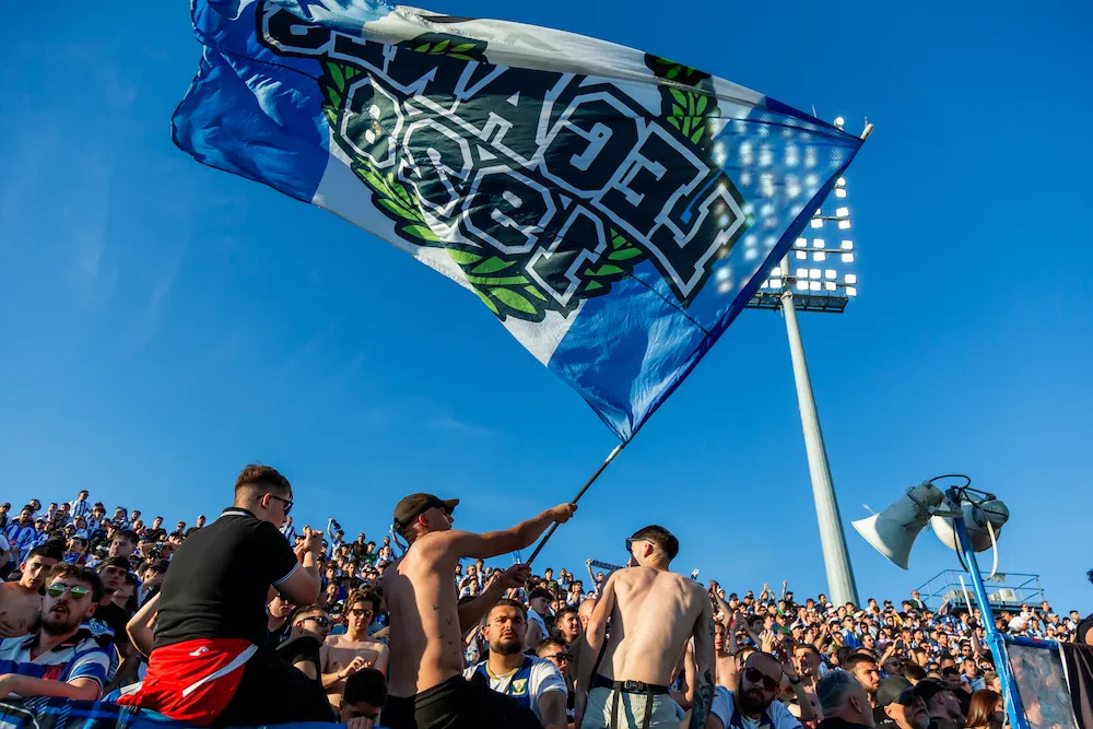 Leganés-fan met vlag