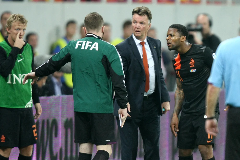 Louis van Gaal spreekt met enkele FIFA-scheidsrechters