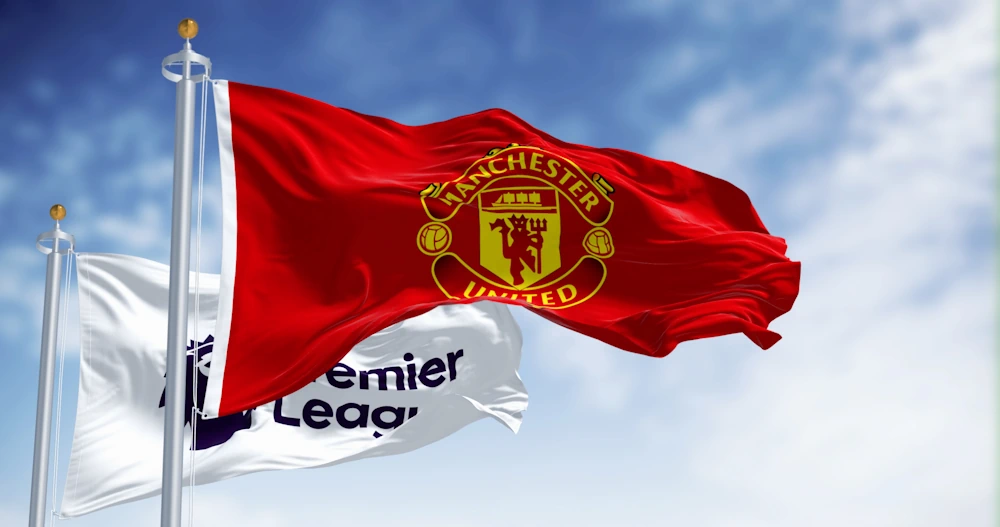 Manchester United-vlag met Premier League-vlag erachter