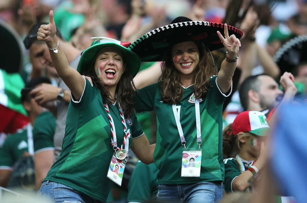 Mexicaanse vrouwelijke voetbalfans bij een wedstrijd