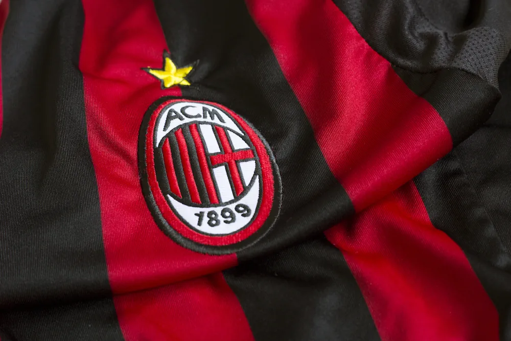 AC Milan-embleem op een voetbalshirt