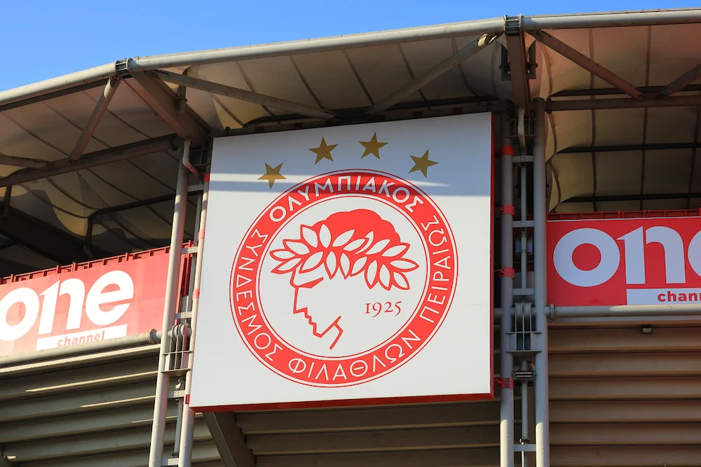 Olympiakos-clublogo op de muur van het Karaiskakis-stadion