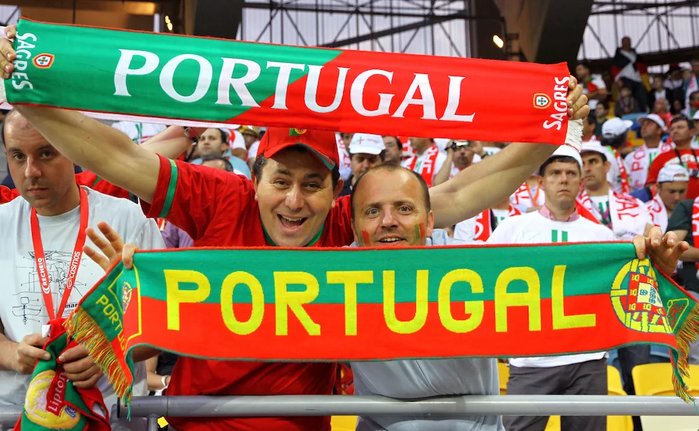 Portugese supporters houden sjaals omhoog