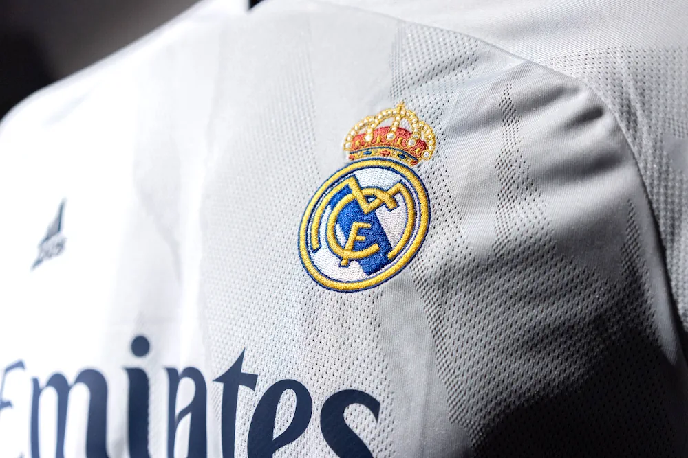 Logo van Real Madrid op een voetbalshirt