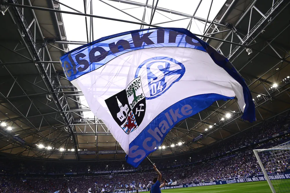Enorme Schalke 04-vlag in het stadion