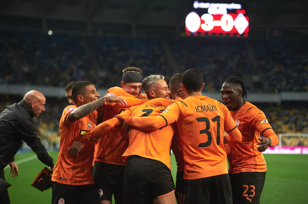 Spelers van Shakhtar Donetsk vieren een doelpunt