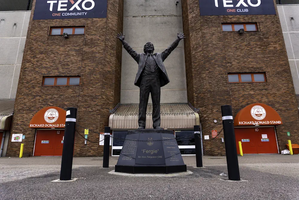 Standbeeld van Sir Alex Ferguson buiten het Pittodrie Stadium van Aberdeen