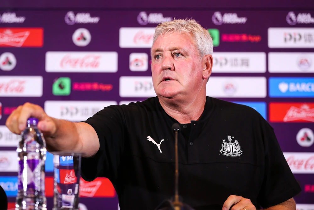 Steve Bruce als trainer van Newcastle