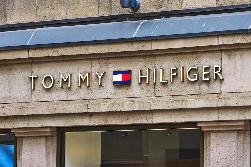 Tommy Hilfiger-logo op gebouw