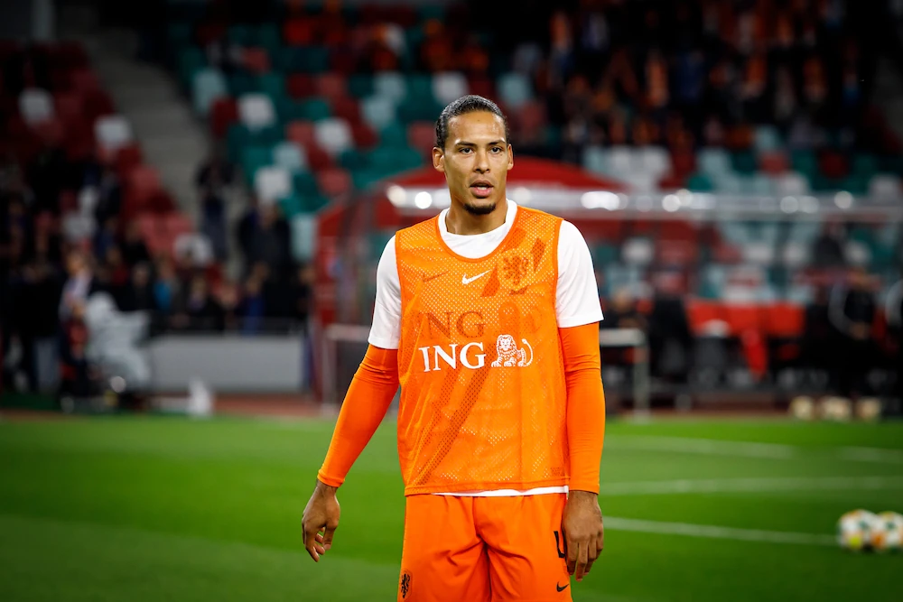 Virgil van Dijk warmt zich op