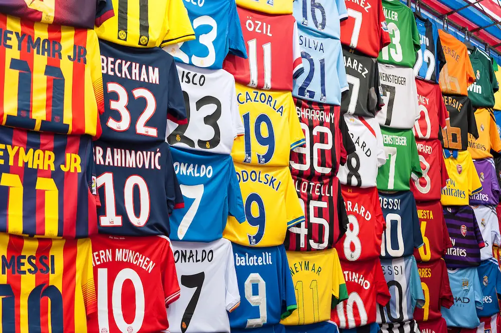 Voetbalshirts aan de muur