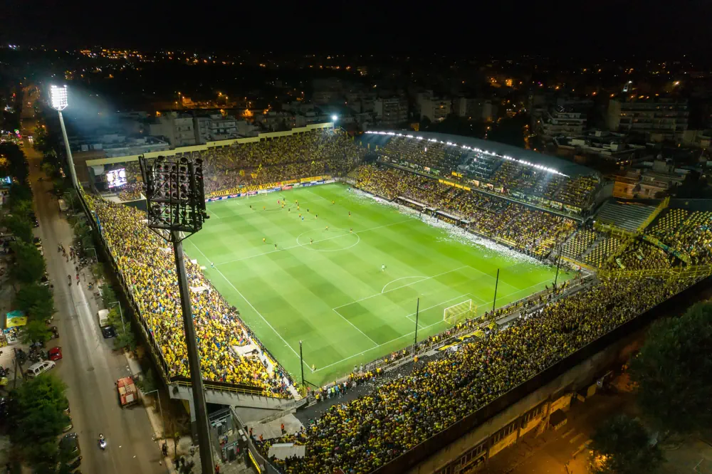Vogelperspectief van een voetbalstadion tijdens een wedstrijd