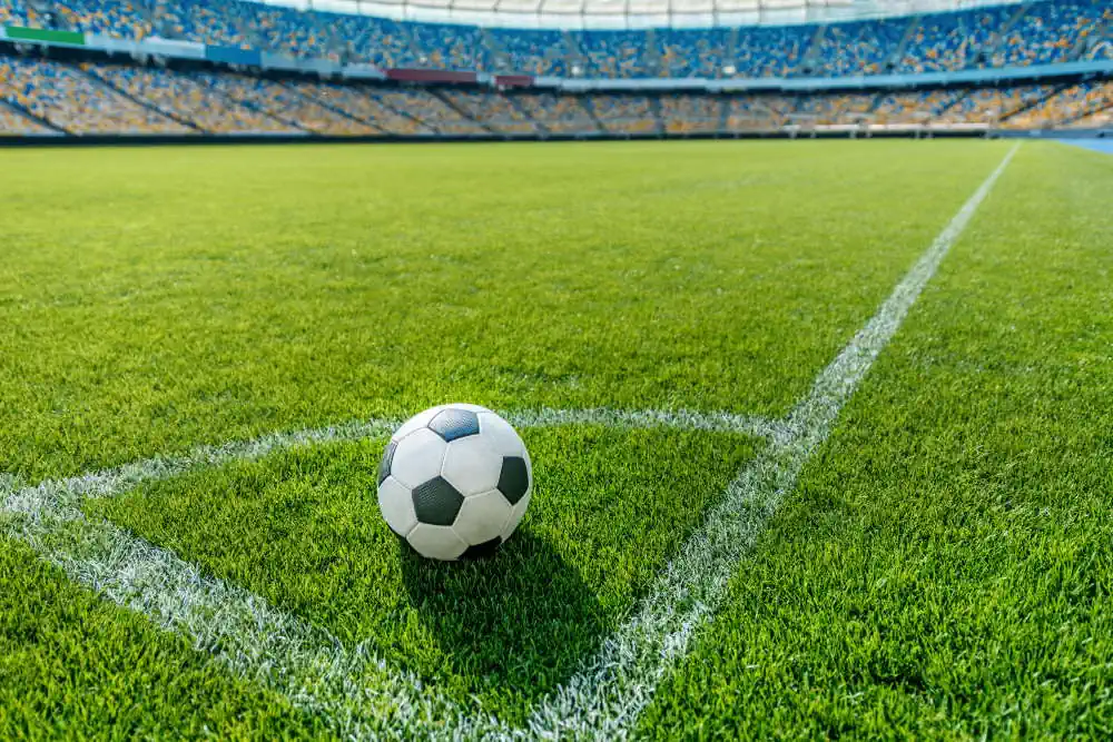 Voetbal in de hoek van het veld