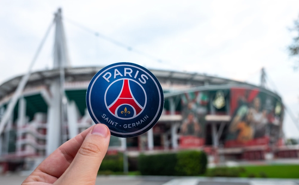 Logo van Paris Saint-Germain met stadionachtergrond
