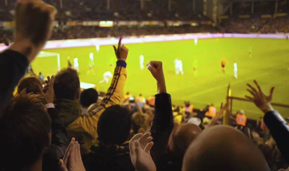 Voetbalfans kijken naar wedstrijd