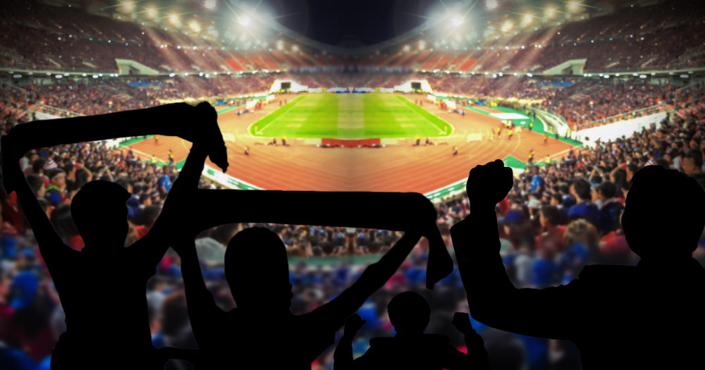 Druk stadion tijdens voetbalwedstrijd